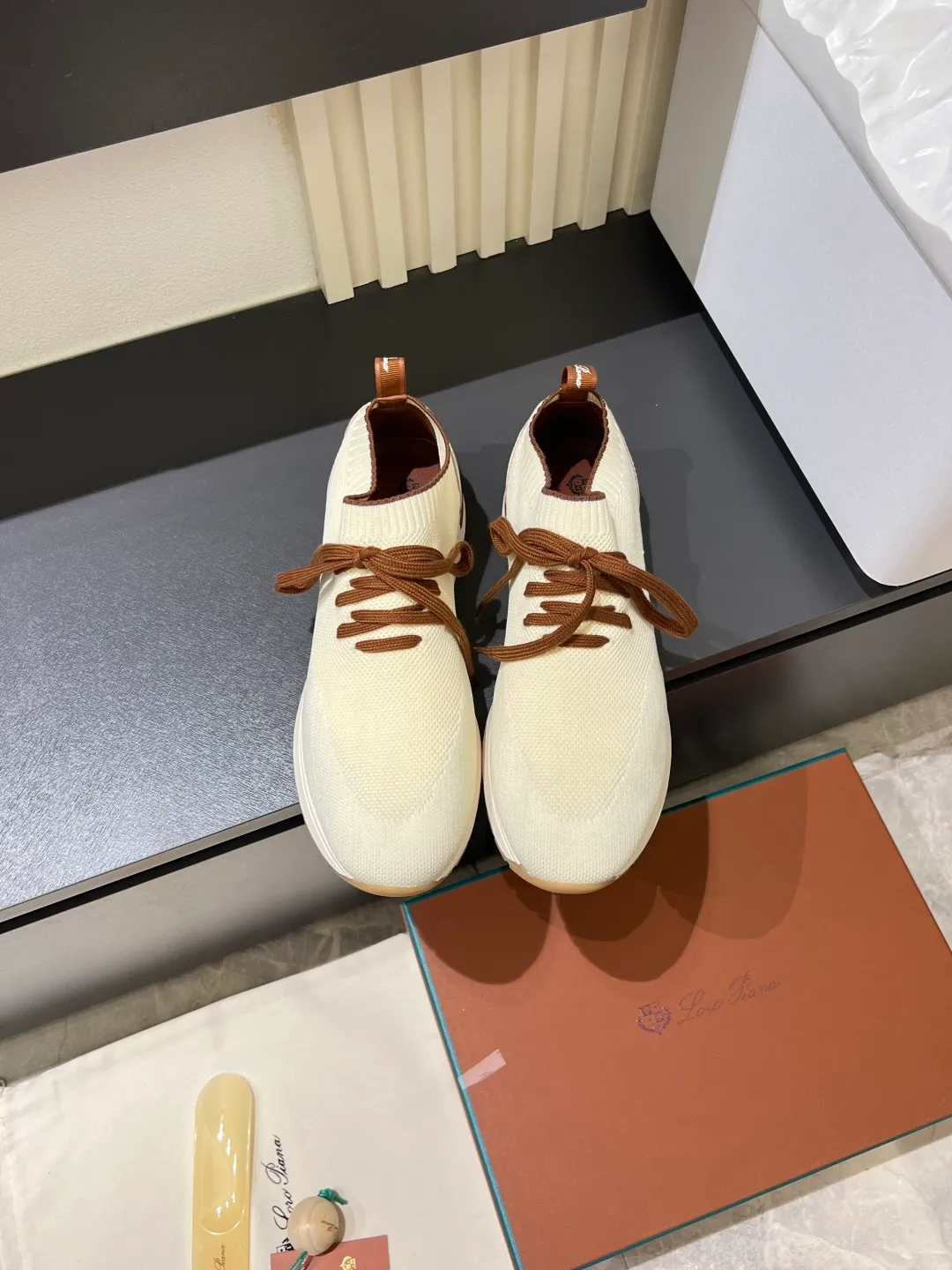 Men's Men's Shoes 💰p380 Loro Men's Shoes 💰piana/Noyo Piana 360 L Men's Shoes 💰p Flexy Walk Men's Sports Shoes These sports shoes are made of knitted wool uppers, and the heel is wrapped in smooth calf leather. Merino sheep are selected from Australia and New Zealand. The upper is machine-woven like a sweater, and then equipped with a white rubber outsole and a Kummel-colored sole. It is both beautiful and non-slip. The fabric is 100% cashmere and the insole is calf leather. It is super comfortable on the feet! Comes with full original packaging! Multiple colors available! Size: 38-44 (45 customized)